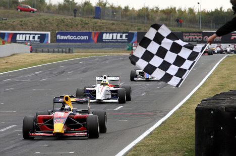 Mikhail Aleshin på vej over målstregen til sin første Formel 2 sejr.